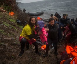 I bagnini volontari che salvano i profughi in mare sono la miglior lezione di teologia