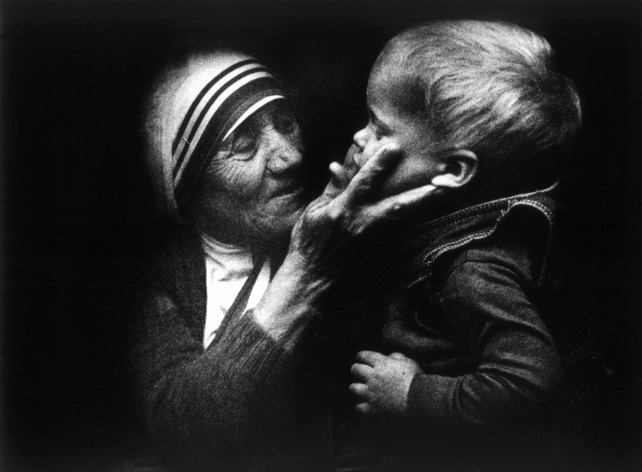 Poesia Di Natale Madre Teresa.E Natale Ogni Volta Che Questa Poesia Di Madre Teresa Di Calcutta Ancora Oggi Fa Venire I Brividi Papaboys 3 0