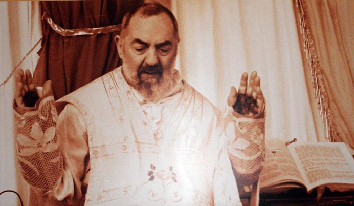 Padre Pio con le stimmate