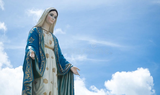 i-precedenti-benedetti-del-cielo-blu-di-mary-statue-del-vergine-95517238