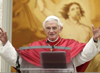 Benedetto XVI fato archivi (Vatican Media)