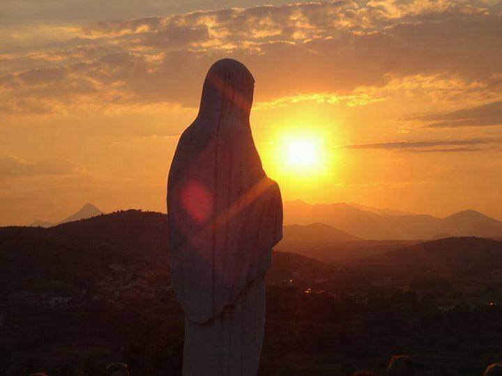 Ogni Giorno Una Lode a Maria, 28 maggio 2022. Regina del mondo prega per noi