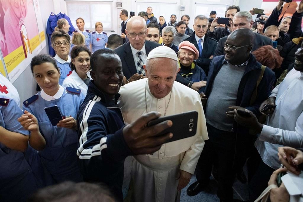 Il Papa durante la visita a sorpresa al presidio sanitario in Piazza san Pietro, venerdì 16 novembre 