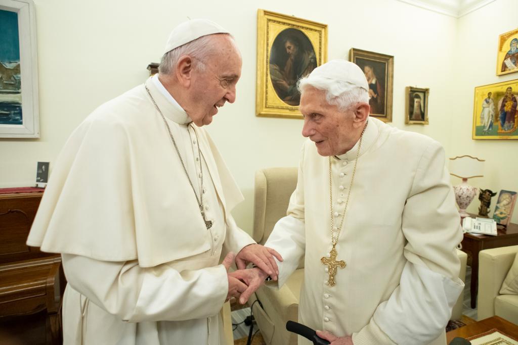 Vaticano, Papa Francesco fa visita a Papa Ratzinger per gli auguri di Natale