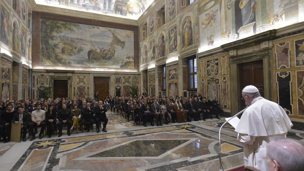 concerto di natale in vaticano. incontro di Papa Francesco con gli artisti