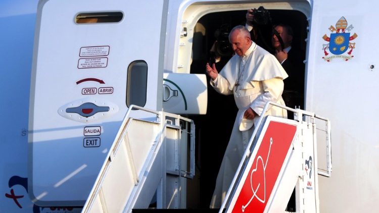 L' aereo Boeing 787 Avianca con a bordo Papa Francesco è decollato alle 00.23 del 28 gennaio, ora di Panama, dal paese centroamericano