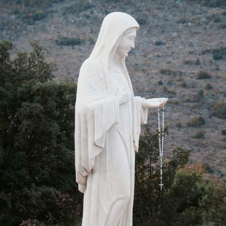 Ogni Giorno Una Lode a Maria, 5 luglio 2022. Regina della Pace nel mondo, prega per noi! 