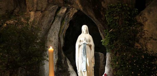 Our_Lady_of_Lourdes_grotto_Lourdes_France