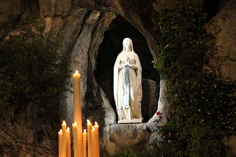 Our_Lady_of_Lourdes_grotto_Lourdes_France