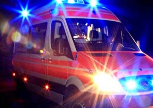 ambulanza-notte-incidente-597066.610x431