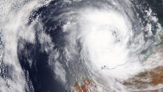 Il ciclone Ciara in Europa la regina annulla la Messa e l'Italia si prepara all'allerta meteo