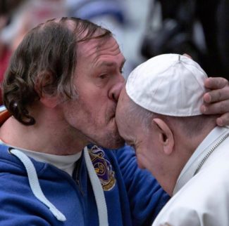La storia di Philippe, l'attore disabile che ha baciato il Papa in fronte. Fa il clown e 'vive' a Lourdes