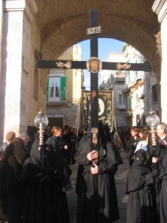 Molfetta, 33 rintocchi ed il rito della Croce segnano l'inizio della Quaresima. Conosci la tradizione?