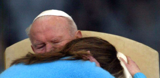 Giovanni-Paolo-II-abbracciato-da-una-ragazza-polacca