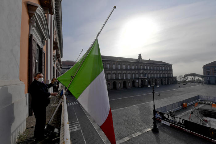 Coronavirus: bandiera Italia a mezz'asta a Napoli