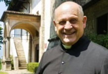 Don Giuseppe Berardelli, 72enne di Casnigo (Bergamo), ha scelto di sacrificarsi per unʼaltra persona, che neppure conosceva
