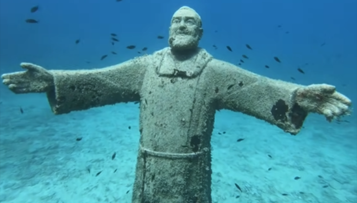 La statua sommersa di Padre Pio