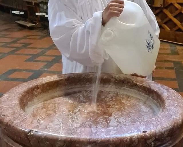 L'Acqua benedetta è tornata nelle Chiese: in questo tempo diabolico, è un  'sacramentale' da riscoprire con urgenza