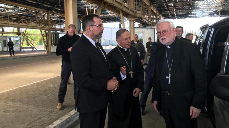 Ucraina. Mons. Ghallagher accolto al valico di Korczowa dall'ambasciatore ucraino presso la Santa Sede Yurash e dall’arcivescovo di Leopoli Mocrzycki 
