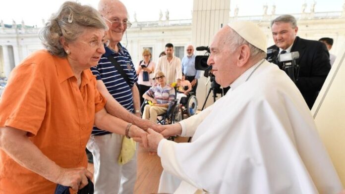 Papa Francesco e il suo cuore rivolto agli anziani (VaticanMedia)