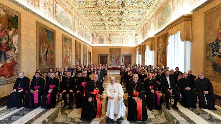 Papa Francesco e i membri della Roaco (Foto VaticanMedia)