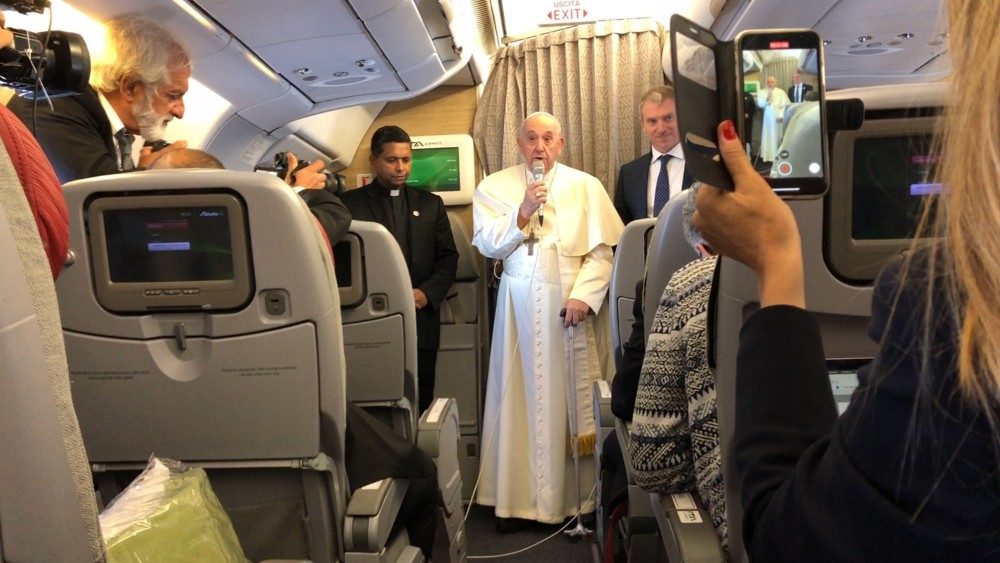 Angelus sul volo verso il Canada (Foto Vatican Media)