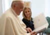La giornalista Bernarda Llorente con Papa Francesco (VaticanMedia)
