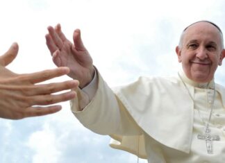 Papa Francesco: 'Non mi dimetto. E vorrei andare sia a Mosca che a Kiev' (Foto Vatican Media)