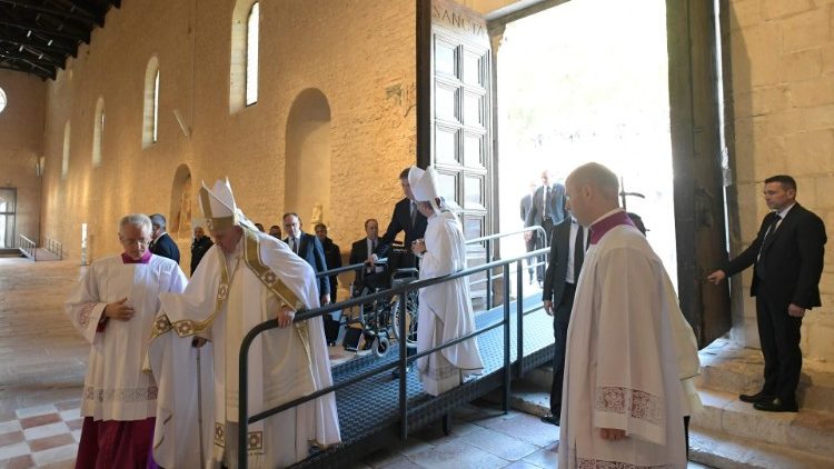 Il Papa varca la porta e fa il suo ingresso nella basilica
