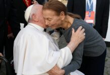 L'abbraccio con Papa Francesco
