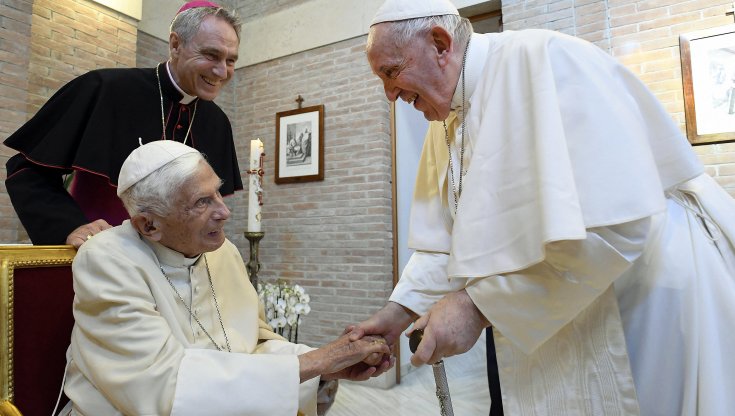 Padre George nell'incontro tra Benedetto e Francesco (Foto Vatican Media)