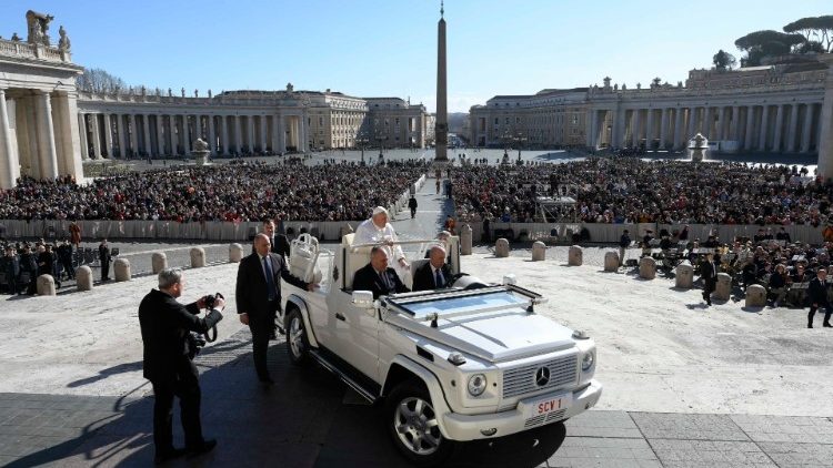 La papamobile sul sagrato della basilica vaticana vatican media photo