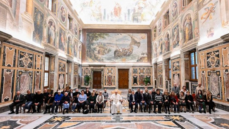 Il Papa posa per una foto di gruppo con l'Unav