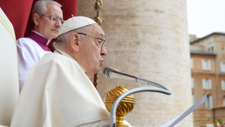 Il Papa durante la benedizione Urbi et Orbi nel giorno di Pasqua